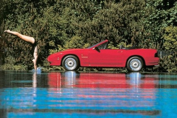 Ако искате да е японска и да не е Toyota Supra, тогава почти няма начин да се избегнете Mazda RX-7 - спортната кола с Ванкелов двигател. Не само в Япония, но и в САЩ, RX-7 е култ и осигурява истинска забава зад волана.

За съжаление, в Европа няма много на брой добре запазени екземпляри, което превръща купето на Mazda в автомобил за истински ценители. Цените започват от 15 000 евро, а добре поддържаните модели струват повече и ще ставват все по-скъпи.

