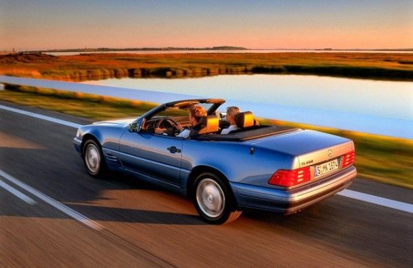 За много фенове на Mercedes и на роудстърите именно това е най-добрият SL на всички времена. Дизайнът на Бруно Сако е вече, изработката е отлично, а задвижващите системи варират от бледия SL 280 до мощния SL 73 AMG. Най-добрите модели идват от последните години на производство - 2000 и 2001. Осемцилиндровите двигатели в Mercedes SL 500 са най-добрият избор, като да са за предпочитане пред SL 320 и SL 600, SL 280 или SL 300, които са по-малко популярни. 

Цените на добре поддържани модели започват от около 25 000 евро, а с подходящо луксозно оборудване, малко предишни собственици и пробег под 200 000 км, са гаранция за бъдещо увеличение на стойността. 
