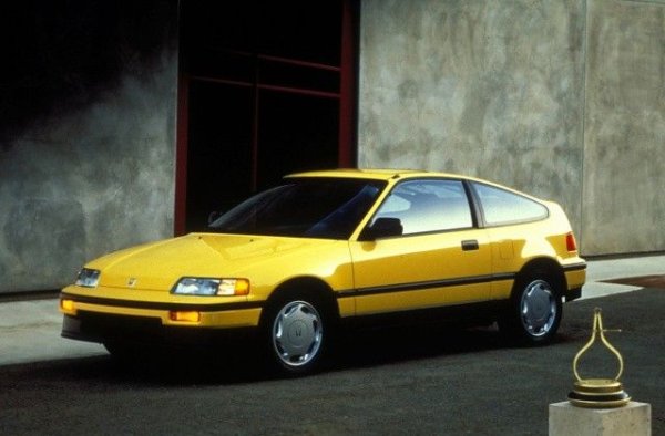 В края на 80-те и началото на 90-те години първото поколение Honda CRX беше търсен спортен модел с компактни размери &ndash; в най-добрия случай с V-Tec задвижване със 160 к.с. Вътре няма много място, а в салона преобладава пластмасата. 

Hоnda CRX обаче е истинско забавление на път с високооборотния си четирицилиндров двигател и ниско тегло от малко над 1.1 тона, което лесно може да достигне скорост до 200 км/ч. Версиите със 124 к.с. също са забавни, а цените започват от 10 000 евро. Избягвайте тунинг моделите.

