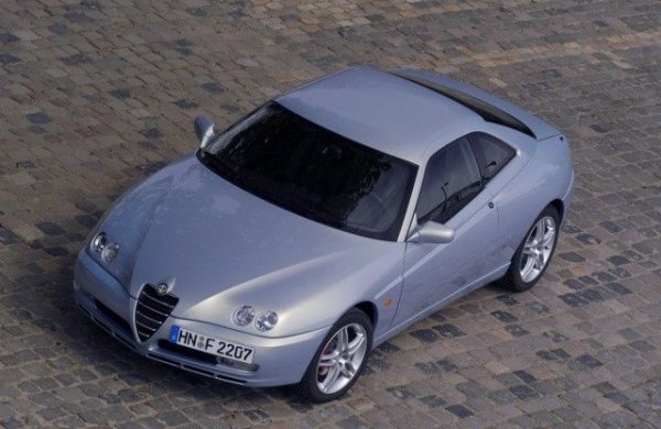 Искате ли италианец, който не всеки кара? Какво ще кажете за Alfa Romeo GTV, който е омагьосващо красив и по някакъв начин модерен от 90-те години. При добре поддържани модели качеството е много по-добро от репутацията, а шестцилиндровият звучи страхотно. 

Цените започват от 8000 евро за добре поддържани модели, при които се очаква сериозно увеличение на стойността. Ако сте доволни на по-малко, определено можете изберете версията  Twin Spark с четирицилиндров двигател със 150 к.с.
