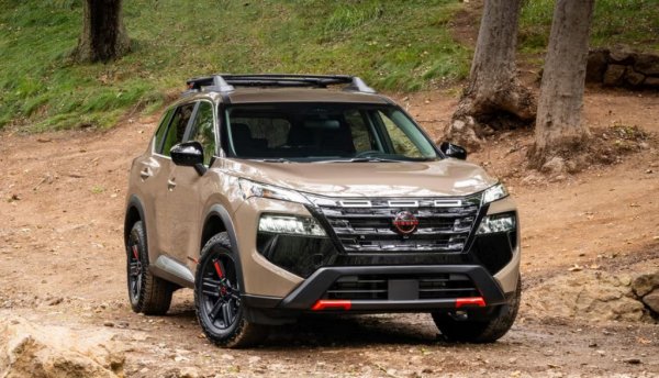 Rogue е американското име на модела, който ние познаваме като X-Trail. Допреди няколко години това бе най-продаваният SUV модел в Щатите. Сега обаче е на път да изпадне извън Топ 10, с 32% спад на годишна база. 

