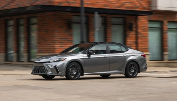 Това все още си остава най-продаваният лек автомобил в Америка, извън пикапите и SUV. Но интересът спада от година на година. През 2025 продажбите са с нови 10% надолу. Единствената утеха е, че основният конкурент Honda Accord е със спад от 27%, и вече дори не влиза в Топ 30. 
