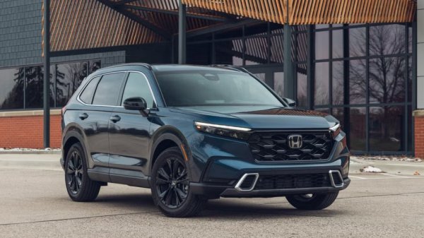 В Европа CR-V почти е изчезнал от пейзажа, най-вече заради драматично скочилата му цена. Но в Америка моделът си остава значително по-достъпен, и тази година се радва на 9% ръст. Над половината продажби се падат на хибридната версия. 
