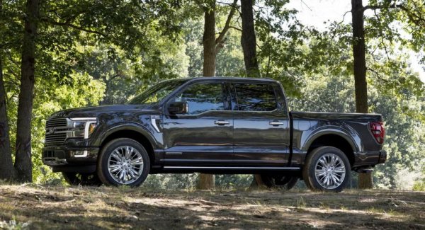 Никакви изненади на върха: F-серията на Ford си остава най-продаваният нов автомобил в Америка, както бе почти неизменно през последния половин век. Продажбите са пораснали с цели 26% на годишна база, като растеж има и при light duty, и при heavy duty версиите. Тук не са включени сделките за електрическия 
F-150 Lightning - общо 7187. 
