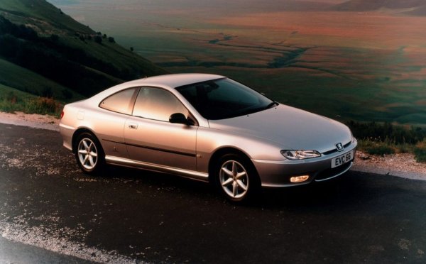 Поредният фантастичен дизайн на Pininfarina, този път базиран върху и без това добре изглеждащото Peugeot 406 седан. Навремето сравняваха това купе дори с Ferrari 456. Впрочем купето не само бе нарисувано от Pininfarina - то и се произвеждаше във фабриката на италианците. 
