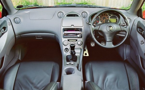 Защо е велика кола? Защото със смяната на поколенията Celica постоянно еволюираше. Генерацията Т200 носеше нещо от магията на Supra, управлението бе бързо и прецизно, а също и, като повечето тойоти от онази ера, почти вечно. Вярно, че двата основни двигателя с обем 1.8 и 2.0 литра не бяха точно страшилища. Но пък GT-Four с неговите 239 коня не би се дал лесно на никоя кола от 90-те извън категорията на McLaren F1. 
