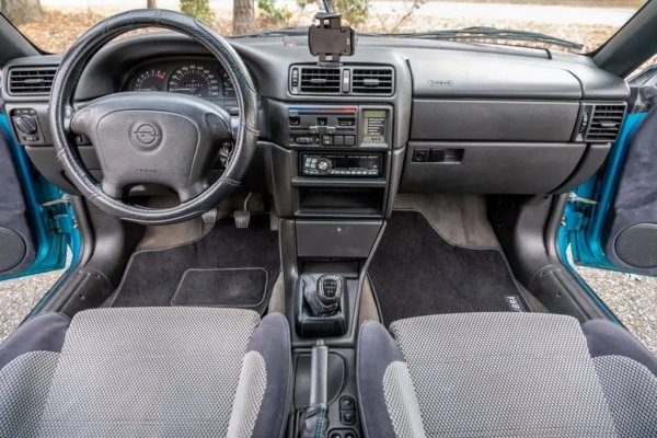 Защо бе велика кола? Повечето купета в този списък са базирани върху прозаични семейни модели. Calibra не е изключение - в основата й е платформата на първото поколение Vectra. Но външният вид бе толкова впечатляващ, че осъзнавахте приликата чак после, когато седнете вътре и се озовете срещу таблото на Vectra. Като управление Calibra не е съвсем на нивото на повечето други коли в този списък. Но при купетата поне половината от преживяването е във външния вид, а Calibra нямаше грешка в тази област. 
