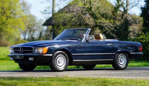 R107, дебютирал през 1971, е на практика най-дълго произвежданият спортен модел на Mercedes - цели 18 години до 1989, и вторият най-дълго произвеждан модел на марката изобщо след първата G-класа. Версията 380 SL идва през 1981 като заместник на дотогавашната 380 SLC, и остава на пазара до септември 1985, когато на свой ред е заменен от 420 SL. В онези по-честни времена означението 380 показваше, че обемът на двигателя е 3.8 литра, а мощността бе 218 конски сили. 
