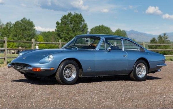 Ferrari 365 e основният гранд турър на италианската марка през втората половина на 60-те, представен през 1966 в Женева като наследник на остарелите 330 и 500 Superfast. Под предния му капак се крие вариация на легендарния 4.4-литров V12 двигател, разработен от гениалния Джоакино Коломбо. Във версията California той развива 320 конски сили. От различните варианти на Ferrari 365 са произведени общо 1002 бройки. 
