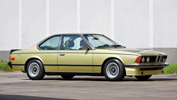 Първото поколение на "шестицата" на BMW, означавано с код Е24, се прави от 1976 чак до 1989, и се предлага само като купе с две врати. 633 CSi е версията с 3.2-литров редови мотор с шест цилиндъра и 200 коня максимална мощност. Впрочем тази година в България е внесена и една бройка от по-мощната 635 CSi, с 218 коня под капака. Спортната версия на тази кола печели три европейски шампионата за туристически автомобили, и една титла в DTM през 1984. 
