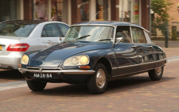 Ако седнем да разсъждаваме коя е най-емблематичната и уважавана френска кола в историята, най-вероятно ще опрем именно до La Deesse (богинята). Основанията за това са много. Дизайнът е дело на скулптора Фламинио Бертони и се отличава драматично от всички останали автомобили от средата на 50-те. Не по-малка революция са самоизравняващото се хидропневматично окачване (толкова впечатляващо, че Mercedes откупува лиценза за своя върхов модел 600) и аеродинамиката, дело на авиационния гений Андре Льофебр. Това е и първата масова кола с дискови спирачки. DS се произвежда цели 20 години - от 1955 и 1975, а напоследък цените на добре запазените екземпляри скочиха до небето. Впрочем тази година у нас е внесена и една бройка от по-евтината разновидност ID 19. 
