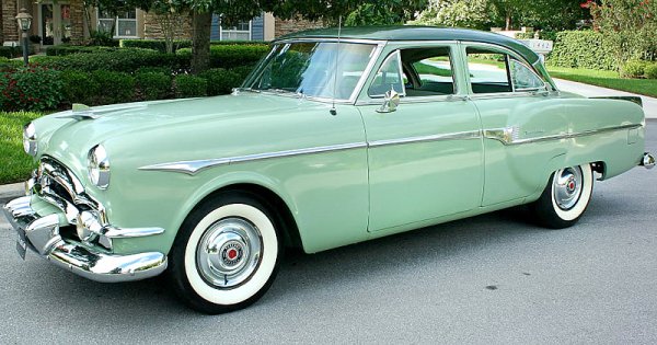 През първите няколко десетилетия на ХХ век Packard е сред най-престижните производители не само в Америка, но и изобщо в света. Към края на 30-те компанията обаче вече е затруднено положение и решава да създаде малко по-достъпен модел - Clipper. Дебютът му за нещастие съвпада с влизането на САЩ във Втората световна война и производството е замразено принудително. След края й компанията се затруднява да се бори с голямата тройка на американската автоиндустрия, и в крайна сметка дори съюзяването със Studebaker не я спасява. От Clipper Deluxe са направени малко над 8000 бройки. 
