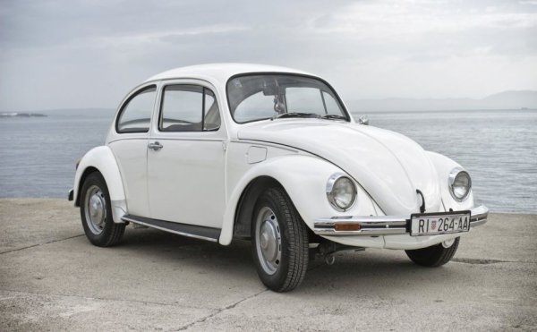 Любопитното тук е не моделът, а добавката J в името: тази "костенурка" не е германска, а югославска сглобка. Производството в Сараево (Tvornica Automobila Sarajevo) започва през 1973 и продължава до 1977, когато костенурката е заменена от новия Golf. Разликите с германската версия са минимални, защото фабриката в Сараево само сглобява готови комплекти. 
