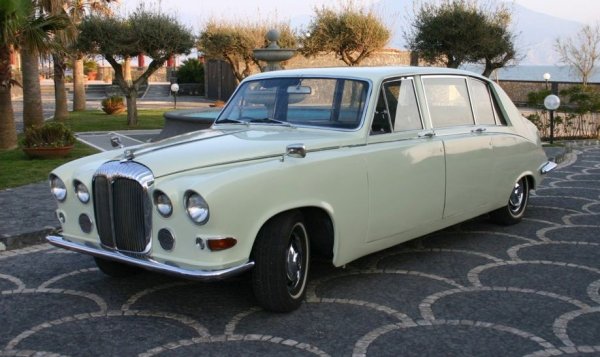 Името е малко подвеждащо, защото нито колата, нито произвелата я компания имат пряка връзка с Mercedes. The Daimler Company Limited всъщност е британски производител, основан от Х. Дж. Лоусън в Лондон още през 1896 и откупил от германците правото да използва името Daimler. По-късно DCL поглъща и друг британски производител на лимузини - Lanchester (колата, която уж бе направил дядото на Ричард Хамънд от Top Gear, ако си спомняте). 
През 1960 DLC на свой ред е купена от Jaguar, но е запазена като отделна марка, фокусирана върху луксозните лимузини. Моделът DS 420 се прави от 1968 чак до 1992, и се ползва от компании за лимузини под наем, от погребални агенции и от няколко кралски семейства из Европа, начело с британското. 
