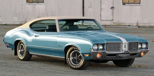 Още една марка, която General Motors предпочете да затрие, напук на 107-годишната й славна история. През тази година в България са внесени цели четири Oldsmobile Cutlass, включително и един Cutlass Supreme от третата генерация - моделът, който през 1976 бе най-продаваният лек автомобил в Америка. Неговият 350 Rocket V8 има работен обем 5.7 литра и развива 180 конски сили. 
