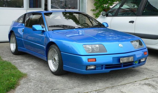 В България добре познаваме класическия Alpine A110 покрай мимолетната му сглобка у нас и успехите на пилоти като Илия Чубриков зад волана му. Но тук става дума за по-късен модел - всъщност първият, след като Alpine изцяло мина под шапката на Renault. Представено през 1984, Renault Alpine GTA е наследник на А310 и, също като него, ползва корпус от полиестер и фибростъкло за понижаване на теглото. Двигателят е 2.5-литров V6 с максимална мощност 185 коня в стандартната версия. Моделът се прави до 1991, когато е заменен от А610. 
