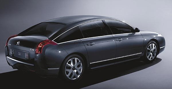 Дизайнът на задната част на С6 напомня носталгично на СХ