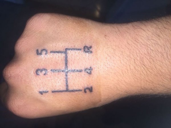 Онова, което наистина е времно за двигателя, е да се ускорява при ниски обороти. Да превключиш на по-висока предавка и да натиснеш газта докрай, не е добра идея. Това претоварва двигателя и съкращава значително ресурса му. Колкото по-сериозно ускорение планирате, толкова по-високи трябва да са оборотите към момента на действието. Няма особен смисъл да давате пълна газ, преди да сте достигнали 3000-3500 оборота в минута. 
