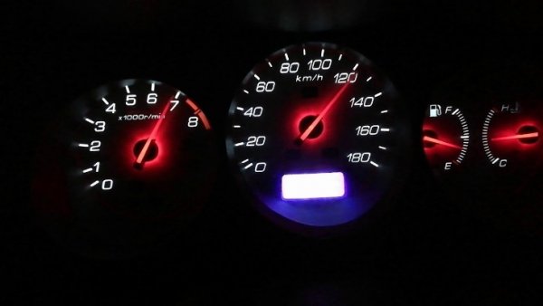 Друг въпрос е, когато до червения сектор се стига постоянно, при всяка смяна на предавката. Тогава вече ресурсът на мотора - а и не само на мотора - драстично ще се съкрати. Така че максималните обороти не са страшни, но не злоупотребявайте с тях. 
