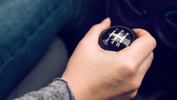 Начинаещите шофьори, за да си опростят живота, често си избират един определен показател на оборотомера и превключват винаги, щом го достигнат. Има даже инструктори, които дават такива съвети - един при 1800, друг при 2000 оборота, и така нататък. 
Но това е дълбоко грешен подход, с който човек може да си създаде лош навик за цял живот. 
