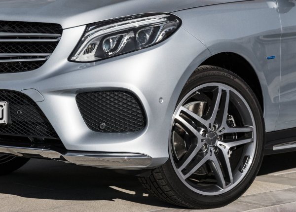 Ахилесова пета на този модел е външният лагер на задвижващия вал в картера на двигателя. При движение по тежък терен, което при този кросоувър няма как да е рядкост, лагерът ръждясва, след което блокира. Затова е добре той да бъде сменен навреме, преди да увредил и картера.
