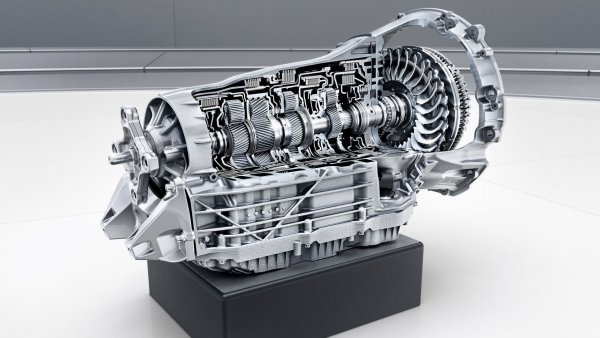 Автоматичните скоростни кутии (на кросоувъра механични предавки не се предлагат) се оказват надеждни, но само при условие, че са качествено и редовно обслужване. Трансмисиите 9G-Tronic (725.0) и 7G-Tronic (722.9) са чувствителни към състоянието на маслото, като се препоръчва то да бъде сменяно на всеки 60 000 км. Ако това се прави, скоростните кутии изкарват над 300 000 км. За да се увеличи ресурса им, може да бъде поставен допълнителен външен радиатор за охлаждане.
