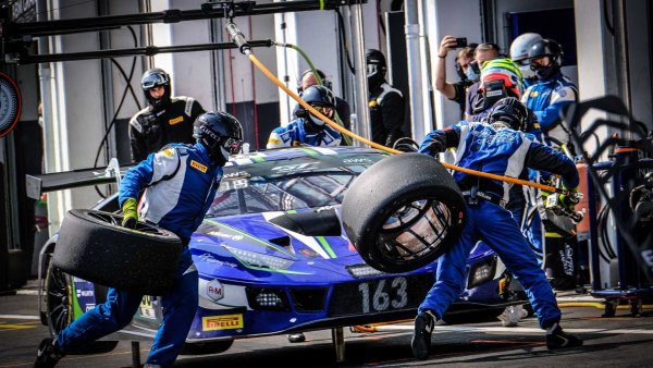 Тази опция се предлага за собственици на Huracán STO, които често използват машината си на пистата. И в случая става въпрос не за истински механици, които правят интервенции по машината, а за трите нови задвижващи режима STO (за пътя), Trofeo (за писта) and Pioggia (за мокра настилка), които променят настройките на машината (двигател, скорости, окачване и т.н.) само за 3 секунди и то по време на движение.