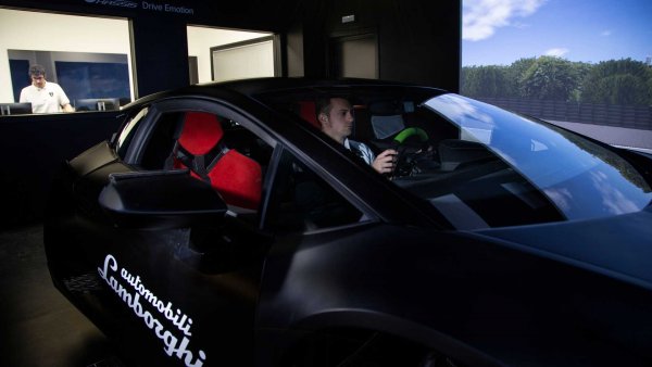 По време на разработката си, Huracán STO е изминал разстояние, равно на три обиколки на света, и то само по време на тестовете в симулатор. След което са стартирали и реалните пътни изпитания.