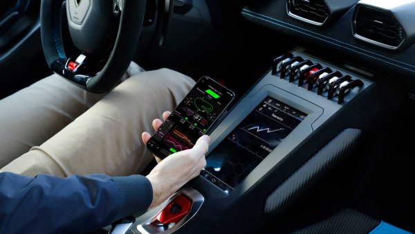 Отново за тези, които често обичат да са на състезателна писта със своя STO, от Lamborghini са създали приложение за телефон, наречено UNICA. Апликацията е с над 25000 реда програмен код и комуникира директно с автомобила.

Цялата онборд технология на Huracán STO, включително свързаните с облака Lamborghini Connected Cloud камери в машината, както и различни сензори доставят разнообразни телеметрични данни директно в телефона ви. Така, всеки, който кара или притежава уникалната машина, може да се почувства като истински моторспорт инженер.