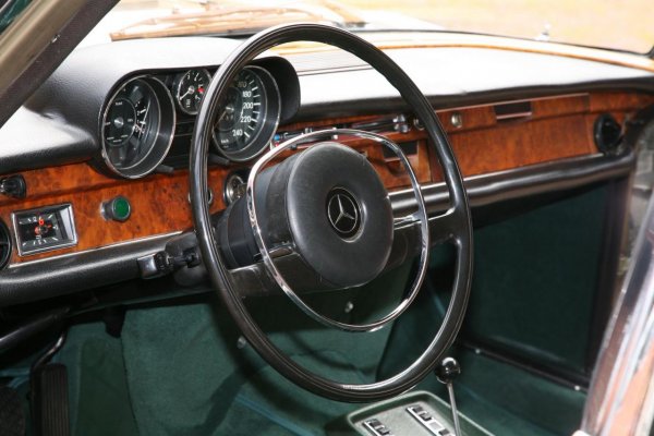 Mercedes-Benz 300 SEL 6.3. Автомобилът е възстановен от тунинг студиото Vath 