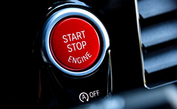 Устройството, което изключва двигателя по време на спиране, се появи с въвеждането на стандарта за опазване на околната среда Евро 5 и е проектирано да изключва работния цикъл на двигателя при дълго стоене на празен ход. Идеята е, че при такъв режим се образува голямо количество азотни оксиди, които са токсични.

Технологията работи добре на по-свободни пътища, но е много досадно в задръстванията. Когато се опитате, например, да се преустроите в съседната лента бързо, старт-стопът коварно е изгасил двигателя и ви трябват няколко секунди докато се събуди и в крайна сметка пропускате шанса да се "шмугнете". Затова доста водачи предпочитат да изключат функцията, когато попаднат в задръстване.