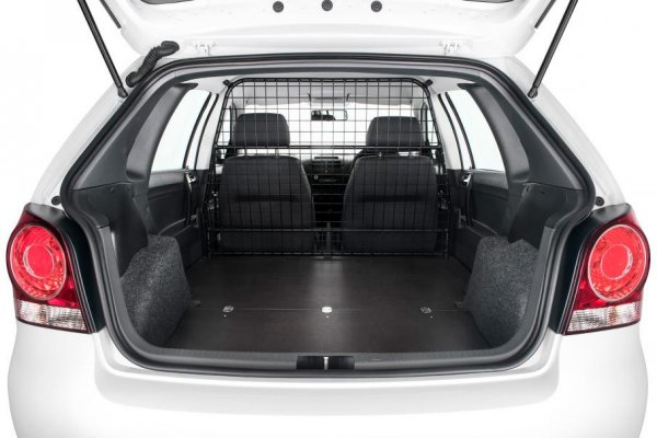 На мястото на задните седалки има плосък под, а предните места са отделени от останалата част на кабината със стоманена скара. Това Polo може да носи до 1060 литра и 519 килограма полезен товар.

Защо е направено? Всичко е просто: на местния пазар Polo е на трето място по продажби след пикапите Toyota Hilux и Ford Ranger, което е намекнало за необходимостта от товарна версия. И на фона на други по-малки пикапи - базирани на Renault Logan и Chevrolet Cobalt, Polo печели поради затвореното купе. В контекста на високия процент на престъпност в африканските страни това е важен коз.