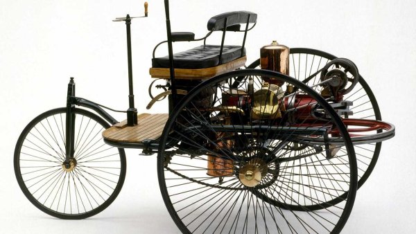 Смятан за първия автомобил в историята, Benz Patent-Motorwagen, произведен от Карл Бенц през 1885 г., използва четиритактов моноцилиндричен (едноцилиндров) двигател с обем 994 суб см, монтиран точно под седалката за пътниците. Почти десетилетие по-късно - през 1894 г., Бенц произвежда 25 бройки от своя автомобил с мощност между 1,5 и 3 к.с. Има и версии с по-голям работен обем (Тype II, Type III...). 

През годините едноцилиндровите двигатели са били използвани в малки и градски автомобили, но във всеки случай това не е много често срещан двигател. Той се използва най-вече в света на мотоциклетите.