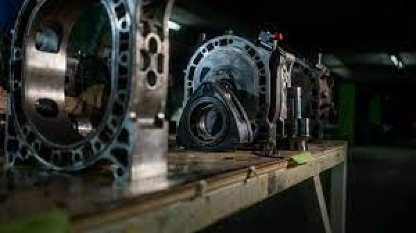 Роторният или Ванкелов двигател, известен главно с приложенията си от японската фирма Mazda, е изобретен от Феликс Ванкел в края на 1920 г. Използван е от NSU и някои други производители, както и от мотоциклетите Norton или Suzuki, но Mazda е компанията, която го предлагат на много от своите модели, включително спортни автомобили като Mazda RX-3, RX-7 и RX-8. 

В допълнение, с Mazda 787B японският производител постигна победа в 24-те часа на „Льо Ман“ през 1991 г., като стана първият автомобил с роторен двигател, записал подобно постижение (в този случай R26B с четири ротора). Всъщност той е единственият, тъй като на следващата година този тип задвижване беше забранено. 