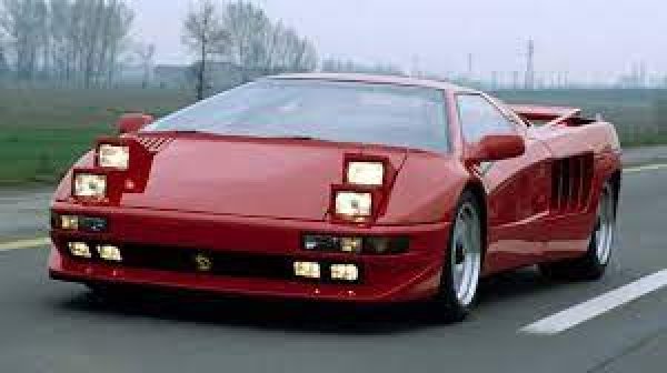 Изместен от двигателите V8 и V12, които с еквивалентни работни обеми са били в състояние да предложат подобни стойности на мощността, двигателят V16 не е широко използван в автомобилната индустрия, но има някои интересни примери. Започвайки с Cadillac, който беше първата марка, която го използва през 30-те години на миналия век, и преминем през Cizeta V16T (на снимката) или изключително рядкото BMW 767iL, което също имаше 16-цилиндров V-образен двигател. 

Същият мотор през годините е използван и от производители като Alfa Romeo (Type 316 и Type 162) и Auto Union, например. 