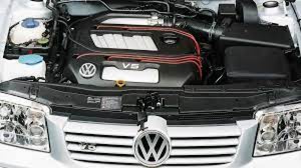 В автомобилната индустрия много производители - като Audi, Volvo, Mercedes-Benz или Fiat, които са използвали петцилиндрови двигатели. Те обаче обикновено са разположени редово и следователно двигателят V5 е рядкост. Той е разработка на Volkswagen и е представен през 1997 г.

Моторът с обем 2,3 литра в началото има мощност от 150 к.с., а по-късно се появяват и версии със 170 к.с. Като цяло обаче този VR5 не беше много успешен, но е използван за модели като Volkswagen Golf, Volkswagen Bora или дори SEAT Toledo. 