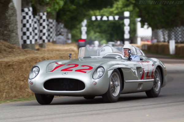 Редовите &bdquo;осмици&ldquo; не са били необичайни, тъй като в началото на 20-ти век е имало много превозни средства с 8L-двигател, но в наши дни те са изпаднали в немилост в полза на V8 моторите, които много по-компактни. Първият вероятно е бил направен от Daimler, въпреки че по-късни марки като Bugatti, Opel или Buick са ги използвали. 

Фирми като Duesenberg и Alfa Romeo също използват такъв тип двигатели за състезания, а един от последните модели, които са оборудвани с него, е Mercedes-Benz 300 SLR (на снимката). С него Стърлинг Мос печели легендарното състезание Mille Miglia през 1955 г. 