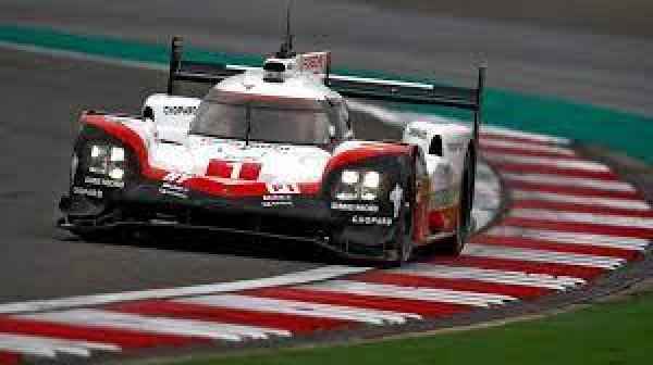 Въпреки че V-образният двигател с 4 цилиндъра е много рядък в автомобилния свят, истината е, че има няколко производителя, които са го поставяли на своите модели. Първият такъв е състезателният Mors, а след това и Lancia започна да го използва &ndash; първо при Lambda, а по-късно и при други модели, достигайки кулминацията си в Lancia Fulvia, който е един от последните производствени модели са монтирали този двигател. 

Използван е още от Ford (в Taunus и някои модели Saab) или от AMC. Марката, която последно поставя V4 мотор на колите си, е Porsche. Германците избраха тази любопитна архитектура за последния си победител в &bdquo;24-те часа на Льо Ман&ldquo; - Porsche 919 Hybrid (на снимката), чиято хибридна система се базира на 2.0 V4 турбо двигател, задвижван на бензин.