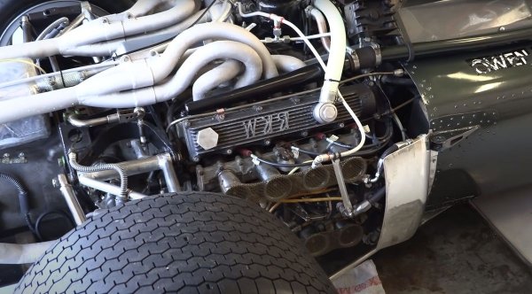 Виждали сме не само шестнадесетцилиндрови двигатели във V и W формат, но и в H, въпреки че това е нещо, което е използвано много малко. Всъщност автомобилният двигател H16 (по-рано той е изпорзван в света на авиацията) е разработен от British Racing Motors (BRM) и, най-общо казано, е обединението на два боксера. 

Използван е във Формула 1 за едноместния BRM P83, управляван от Греъм Хил и Джаки Стюарт, а също и в Lotus 43/1, с който Джим Кларк спечели победата на Голямата награда на САЩ през 1966 г. 