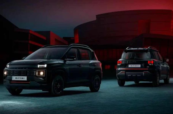 Кросоувърът е придобил "рицарски" дизайн в Индия и се позиционира като премиум. Той получи затъмнени декоративни елементи. Основният цвят обаче не е непременно тъмен - освен черен, за каросерията се предлага син, бял, зелен и сиво. Летите джанти, табелките и други елементи са декорирани в черно, а на бронята, до предната оптика и на вратата на багажника се появяват червени ивици.
