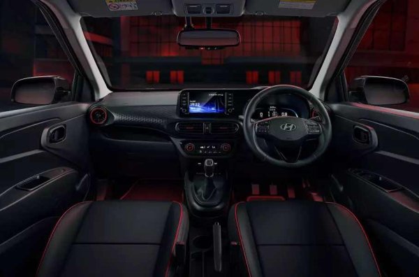 Интериорът е в подобен стил с тъмни декоративни елементи и червени детайли. Автомобилът е базиран е на "скъпия" вариант SX. Той включва дисплей с диагонал 8 инча, камера за задно виждане, ниша за безжично зареждане на джаджи, панорамен покрив и 6 въздушни възглавници. 1.2-литровият двигател развива 83 к.с. и 114 Нм, като е комбиниран с 5-степенна механична трансмисия и предно задвижване.
