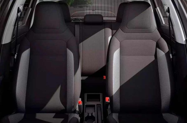 Задвижването е предно, но има електронна имитация на блокажа на диференциала XDS. Модификацията Robust е със заводския двигател 1.0 MPI с атмосферно пълнене, произвеждащ 77 конски сили и 94 Нм на бензин или 84 конски сили и 101 Нм на етанол. Комбинира се с петстепенна механична скоростна кутия.