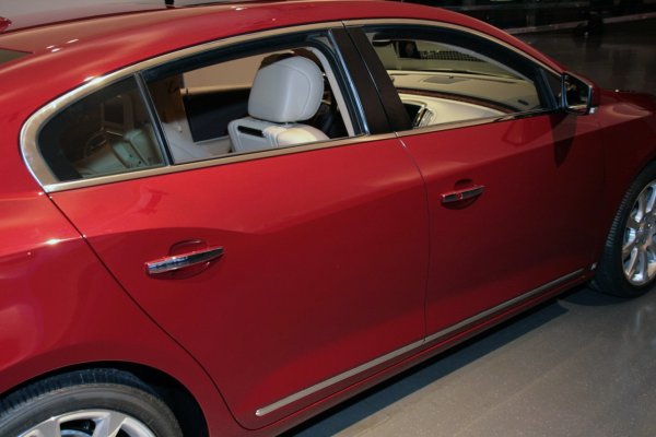 Кадри от премиерата на Buick LaCrosse в Детройт 