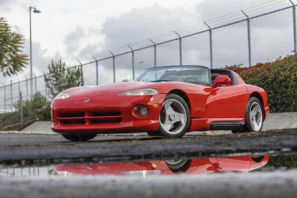 Йакока е легенда първо на Ford, където дава зелена светлина на проекта Mustang, и после на Chrysler, където предотвратява фалит и между другото разрешава разработването на налудничавия Viper. Всъщност Лий дотолкова се ентусиазира, че нарежда първият слязъл от конвейера Viper да отиде в личната му колекция. Запази го чак до смъртта си преди година. Колата се продаде за 285 000 долара - пет пъти над средната пазарна стойност за модела. 
