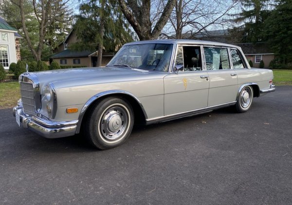 Този легендарен свръхлуксозен Mercedes от 60-те е бил притежание на кого ли не - от диктатори като Тодор Живков и Никулае Чаушеску, през Коко Шанел, та чак до Джеръми Кларксън. Но дори и в такъв списък името на собствена на тази конкретна кола изпъква: самият Крал на рока, който е поръчал да извезат върху седалките любимото му мото Taking Care of Business. След като бе обявена на търг онлайн, само за два часа цената стана шестцифрена. В крайна сметка колата се продаде за 288 000 долара. 
