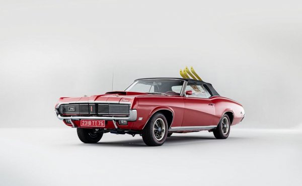 Една от най-малко известните коли на Суперагент 007, от единствения филм с Джордж Лейзънби в главната роля. И даже във филма не го караше той, а героинята на Даяна Риг. Въпреки тези недотам вдъхнодяващи уточнения се очакваше колата да се продаде за около 200 000 долара на декемврийския търг на "Бонъмс". Всъщност се продаде за 484 000 долара. 
