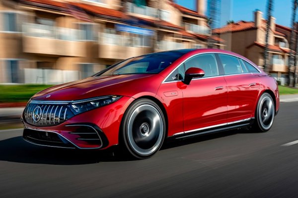 Това е е изцяло електрическа, високопроизводителна луксозна машина, пълна с модерни технологии. Изходната мощност стартира от 649 к.с., но се увеличава до 751 к.с., когато седанът оборудван с опционалния режим на усилване. Електромоторите се задвижват от батерии с капацитет 107,8 кВт/ч, като пробегът с едно зареждане е 455 км.

Времето за ускорение от 0 до 100 км/ч отнема 3 секунди, а максималната скорост е ограничена по електронен път на 250 км/ч. Всичко това обяснява и защо клиентът трябва да се бръкне сериозно, за да се сдобие с този автомобил.