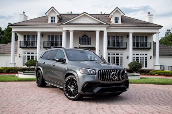 Този триредов SUV се задвижва от изграден от AMG туин-турбо 4,0-литров V8 двигател, който произвежда 612 к.с. с помощта на 48-волтова хибридна система. Задвижването на четирите колела е стандартно, както и деветстепенна автоматична трансмисия и въздушното окачване.

Ускорението от 0 до 100 км/ч отнема 3,6 секунди, което е впечатляващо за автомобил с подобни размери и трети ред седалки. Като цяло, AMG GLS 63 е за тези, които имат много пари в банката и не се страхуват да ги похарчат.