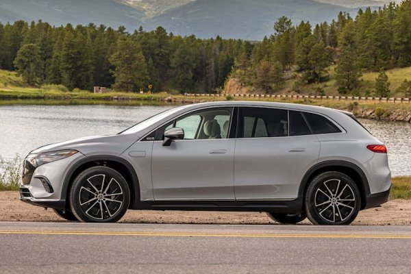 Подобно на своя събрат EQS (седан), EQS 580 4MATIC SUV е изцяло електрически луксозен автомобил без двигател с вътрешно горене. С обща мощност от 536 к.с. и въртящ момент от 860 Нм, този SUV има система с два електромотора и задвижване на всички колела. Това му позволява да вдигне 100 км/ч от място за 4,5 секунди.

Може да не е най-скъпият Mercedes-Benz в света, но определено е един от най-високотехнологичните и е само началото на навлизането на марката в електрическата ера. Интериорният дизайн и качеството на изработка са несравними и това прави интериорът на Tesla Model X да изглежда малко остарял.