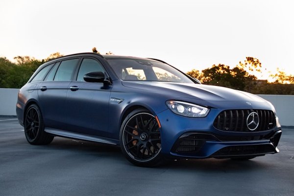 Ако търсите нещо, което е не само абсурдно бързо, но и може да побере цялото семейство с багаж, Mercedes-AMG E 63 Wagon е именно това. Ясно е, че това не е обикновено комби, а по-скоро резултат от разработката на чист спортен автомобил, вложен в подходящ за семейството стил на каросерия, който може да се използва за повече от специални поводи.

Този звяр се задвижва 4,0-литров V8 с двойно турбо с общо 612 к.с. и 850 Нм. Цялата тази мощност се насочва към четирите колела чрез деветстепенна автоматична скоростна кутия. Комбито дори има специален режим на дрифт и ускорява до 100 км/ч за 3,4 секунди.